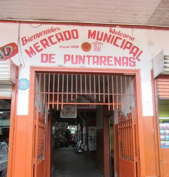 Large open entrance into the market with "Mercado Municipal de Puntarenas" painted in red letters above the door 