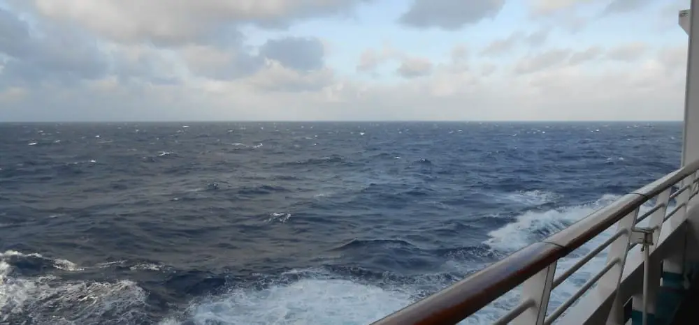 Can cruise ships handle rough seas?