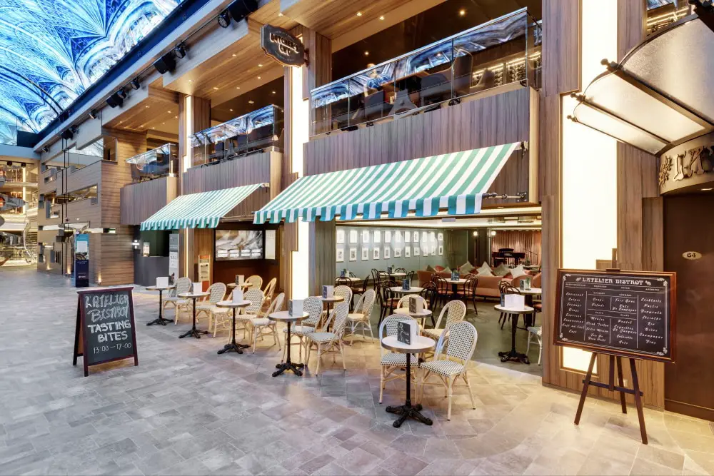 Insde the Grandiosa, located in the Promenade is the cafe L'Atelier Bistrot, complete with green and white striped awning and cafe tables and chairs